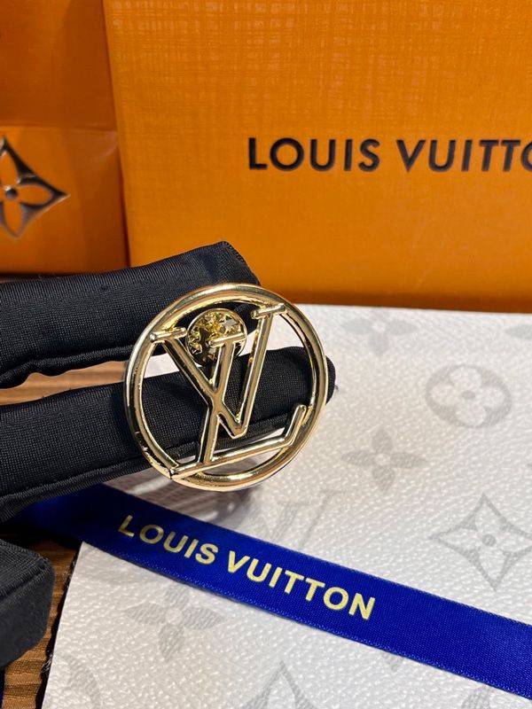 LOUIS VUITTON Pin badge Vuitton cup LV logo Brooch Metal Gold x Blue/Red