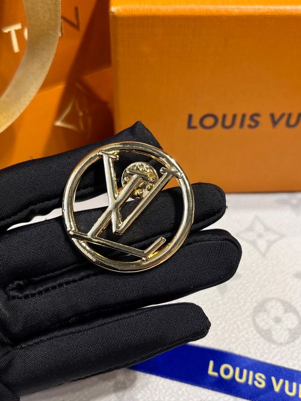 Pin & brooche Louis Vuitton Gold in Metal - 35686719