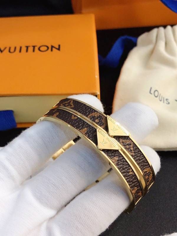 Louis Vuitton Logo Bracelet - Farfetch