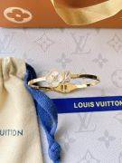 Louis Vuitton logo white shell bracelet-5