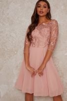 فستان وصيفة العروس من الدانتيل باللون الوردي-3