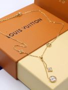 Gold Louis Vuitton necklace-4