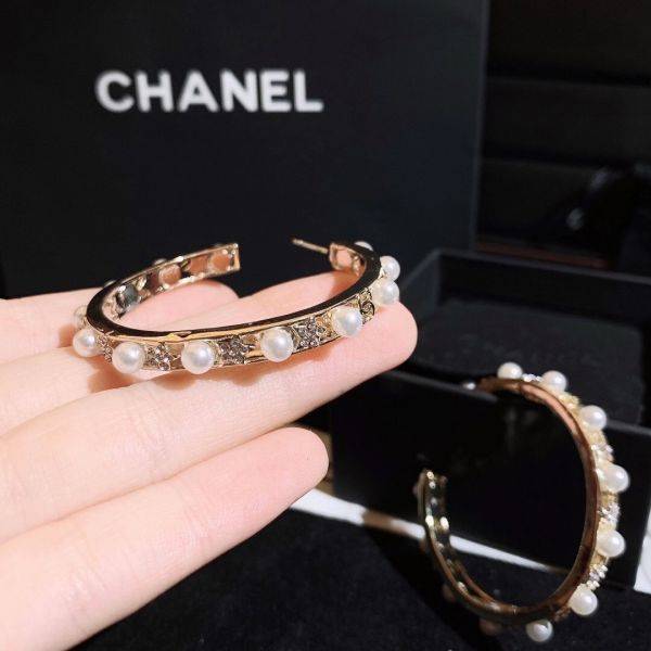 Chanel large round logo pearl earring
