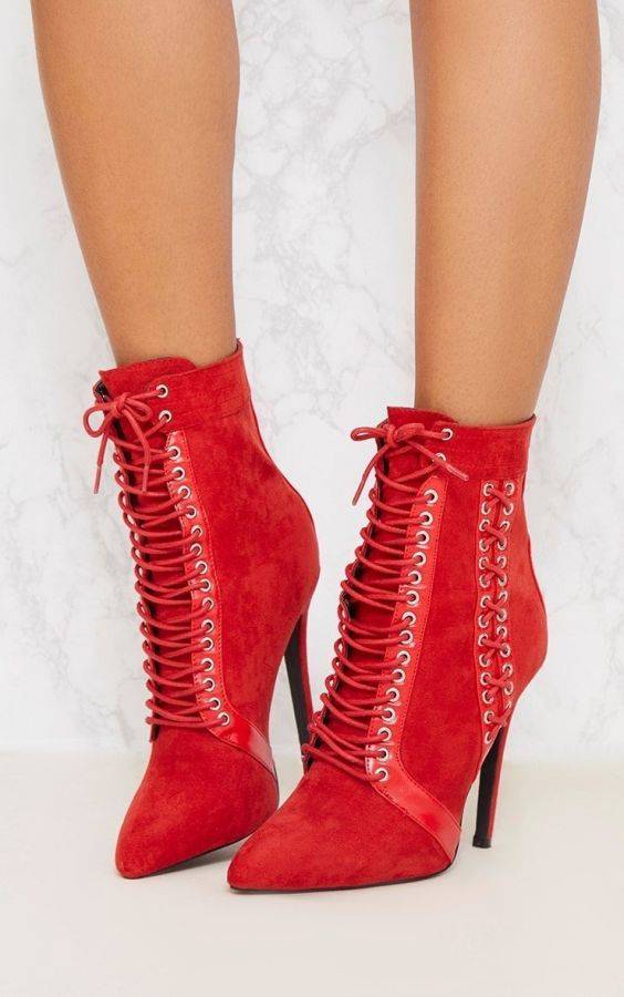 حذاء أحمر بكعب عالي