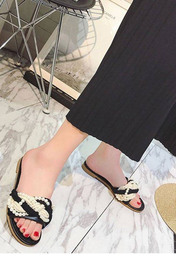 Black Sandal with Lulu