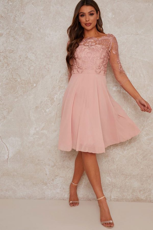 فستان وصيفة العروس من الدانتيل باللون الوردي