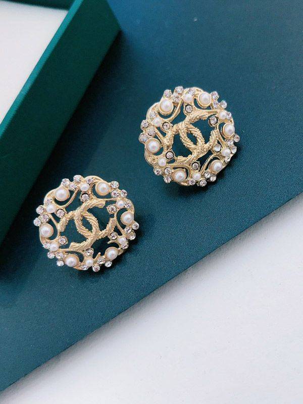 Chanel middle round earring