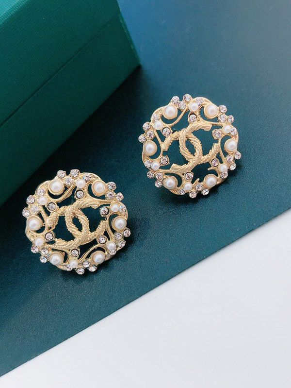 Chanel middle round earring