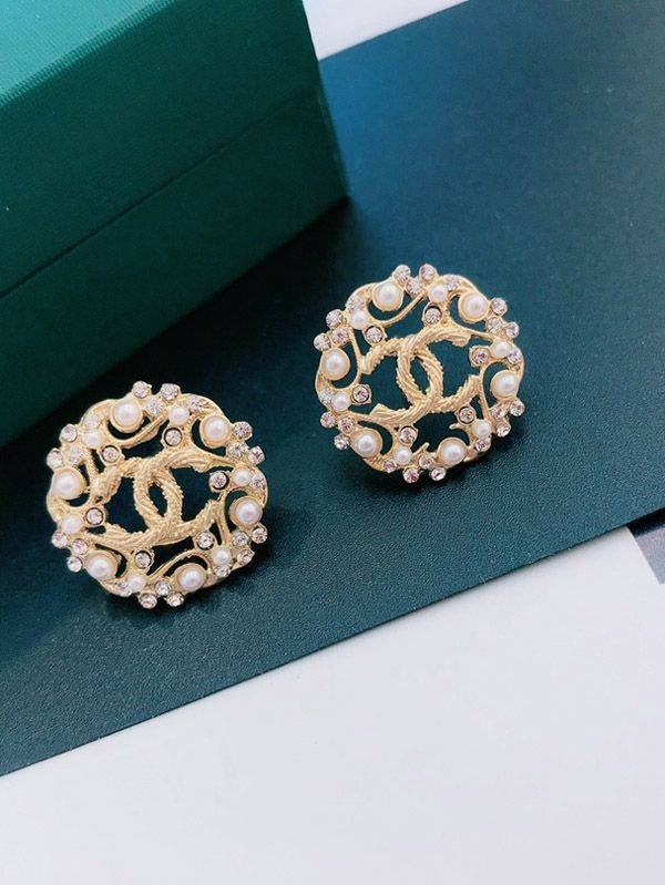 Chanel middle round earring