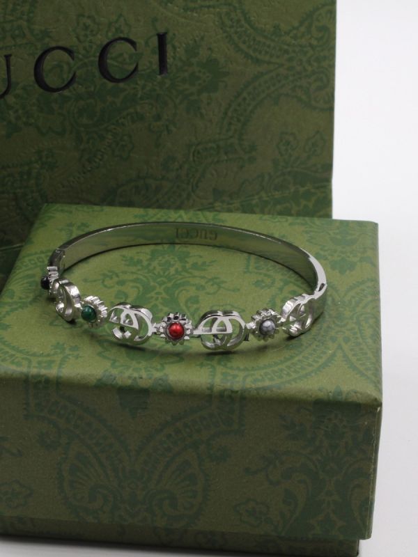 Gucci bangle with stone bracelet