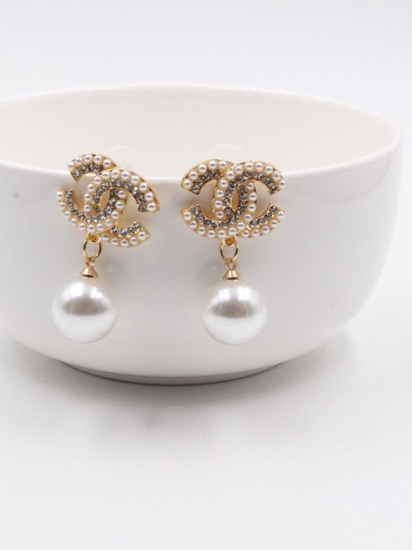 Chanel center pearl earrings