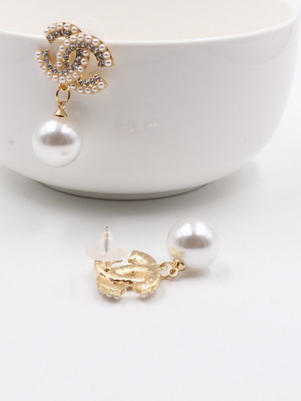 Chanel center pearl earrings
