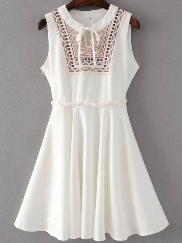 فستان أبيض بدون كم مع سوستة