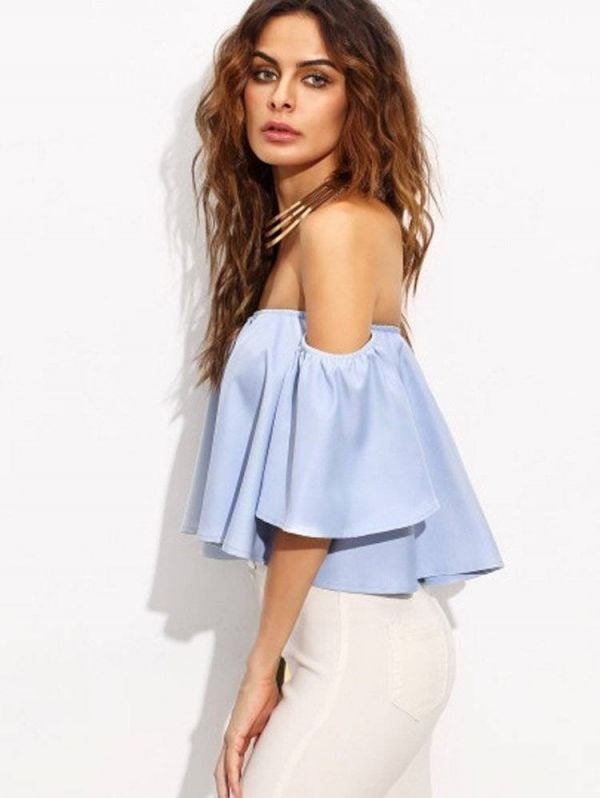 A short blue blouse with open sleeves with bell-shaped sleeves
