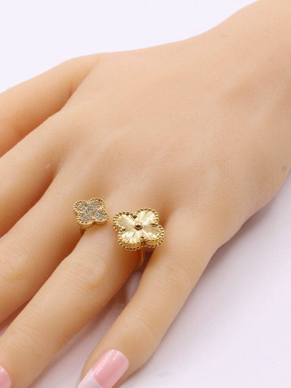 Vancliffe ring with two zirconia roses